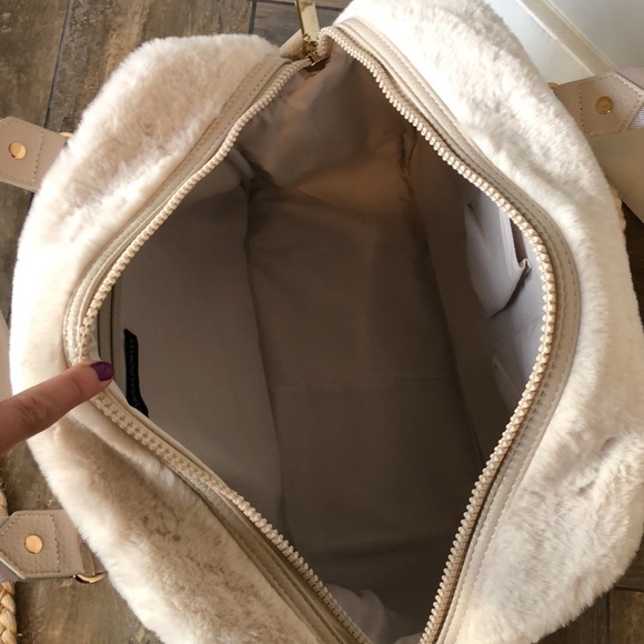 ✨FLASH SALE✨ Cynthia Rowley Cream Faux Fur Tote & Knit Hat Gift Set NWT - Picture 10 of 10